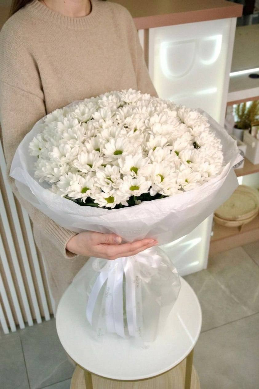 Моно-букет из кустовых ромашкавидных хризантем